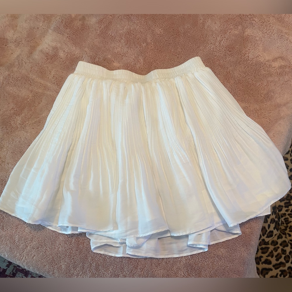 Boutique pleated flowy skort
